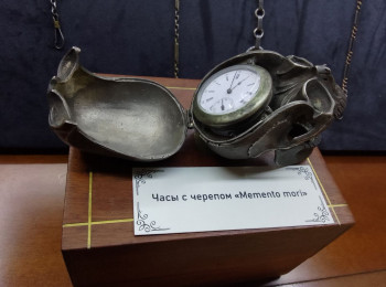 Часы в стиле Memento mori в экспозиции Музея